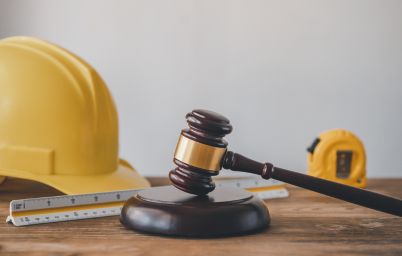 Juez revisando la validez de un despido procedente en España