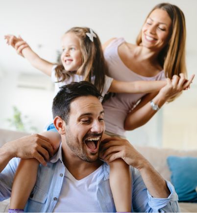 Familia disfrutando de tiempo libre gracias a la reducción jornada laboral